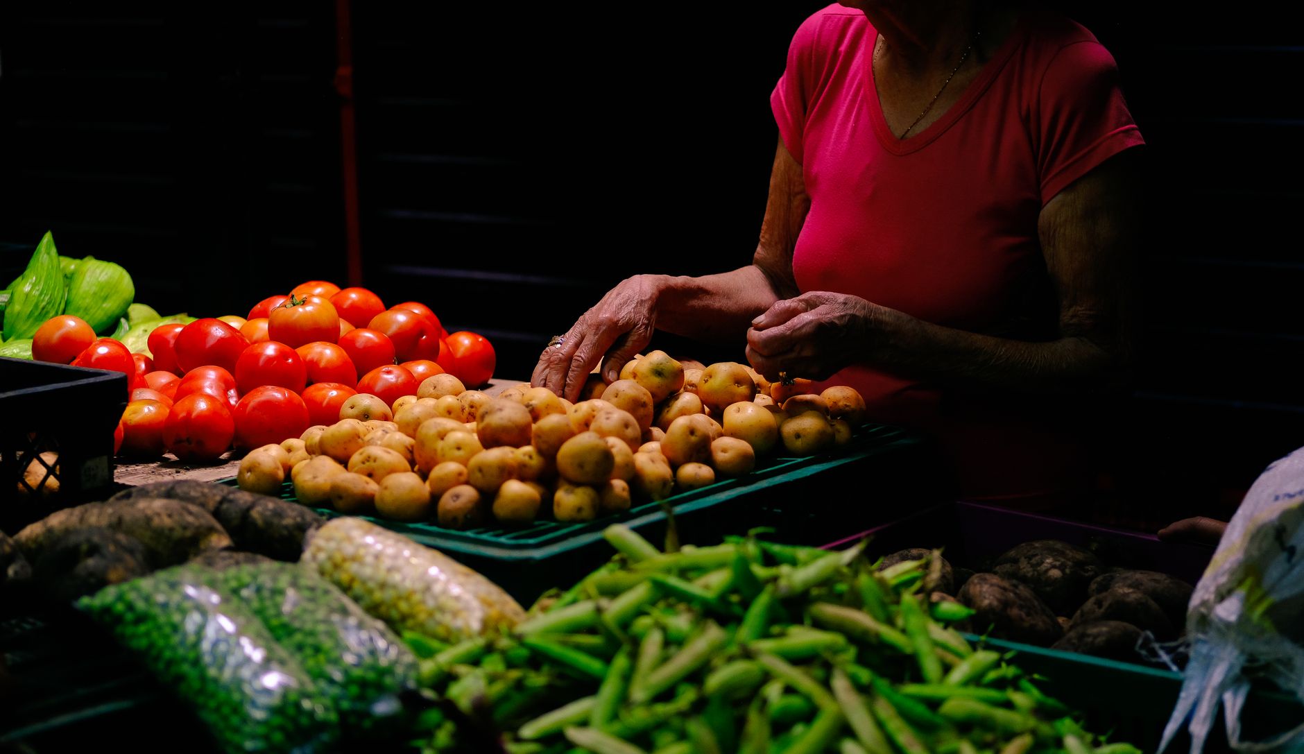 Puesto de verduras frescas en un mercado de Ibagué